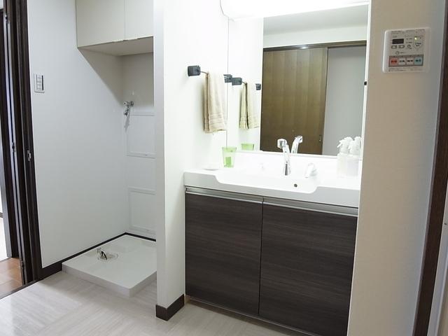 Wash basin, toilet. Vanity exchange already