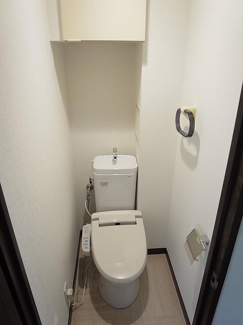 Toilet. Bidet ・ Paper holder already replaced
