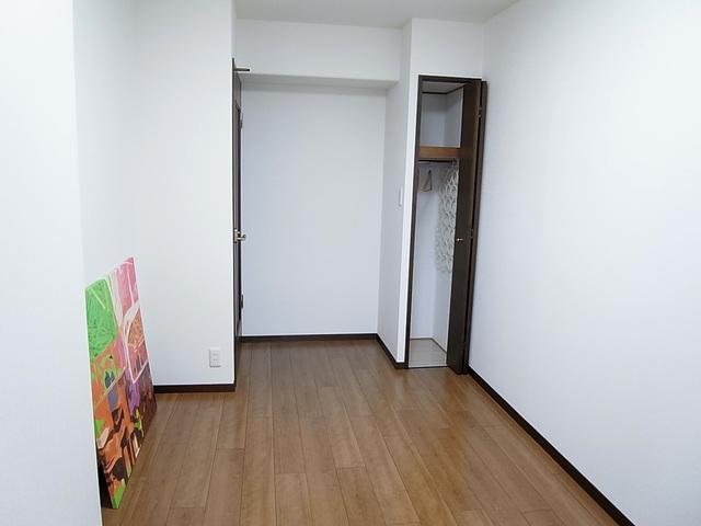 Non-living room. Western-style about 5.0 Pledge