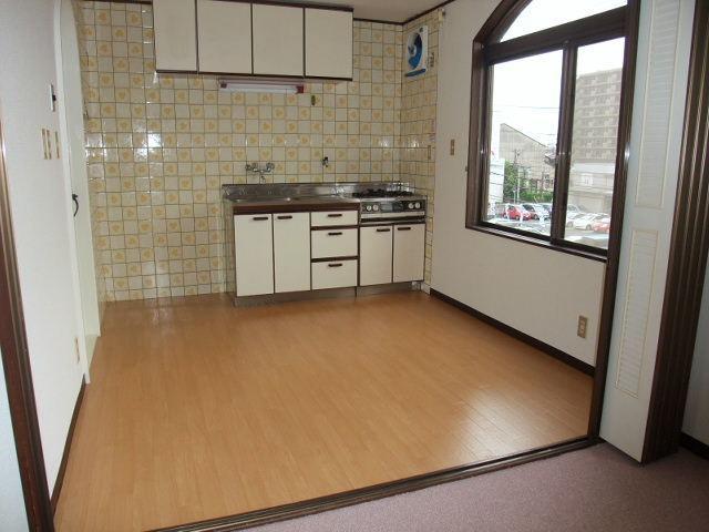 Kitchen. Floor is a new re-covered already