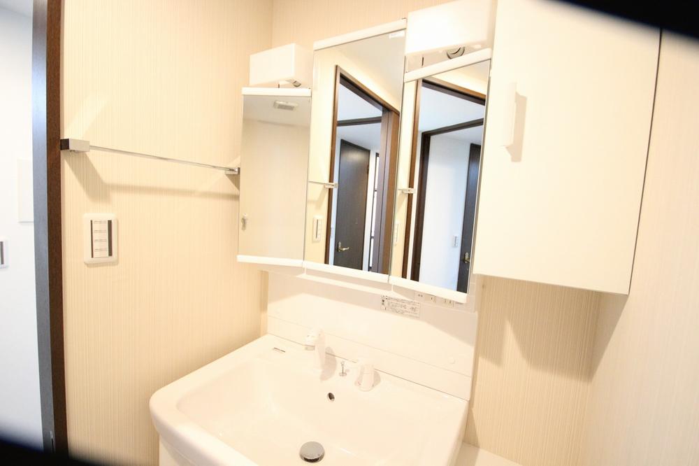 Wash basin, toilet. Wash basin of three-sided mirror,
