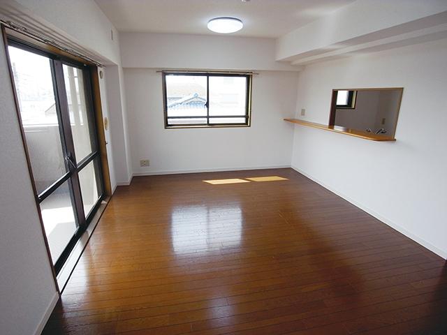 Living. Bright living room of the two-sided lighting