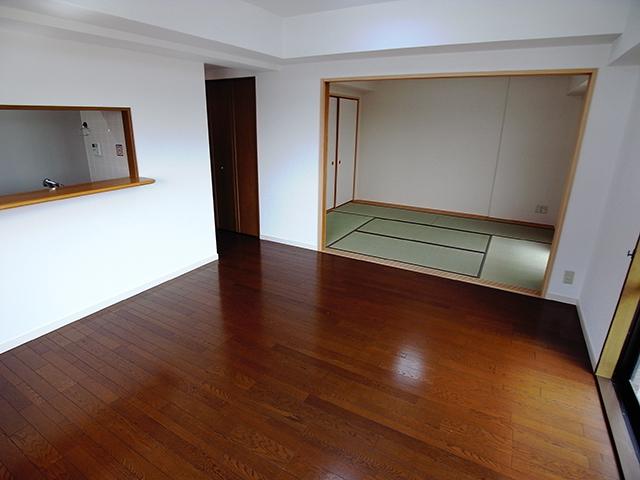 Living. Living room you can use in conjunction with the Japanese-style room.