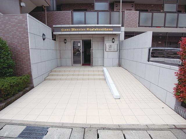 Entrance. Common areas