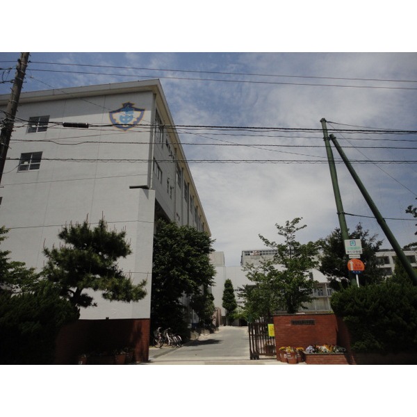 Junior high school. 182m until Ichikawa Tatsudai seven junior high school (junior high school)