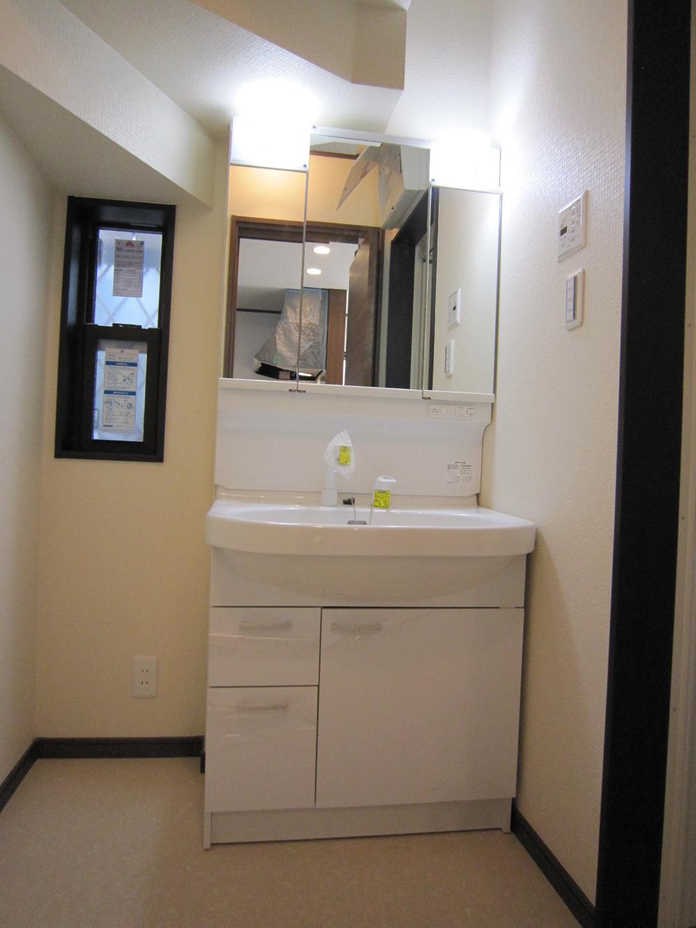 Wash basin, toilet