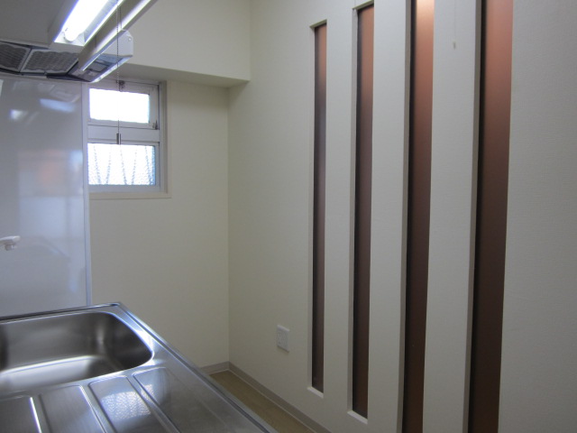 Kitchen. Stylish wall of the skylight
