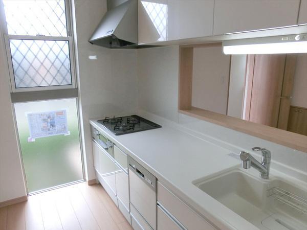 Kitchen. It is a popular face-to-face kitchen.