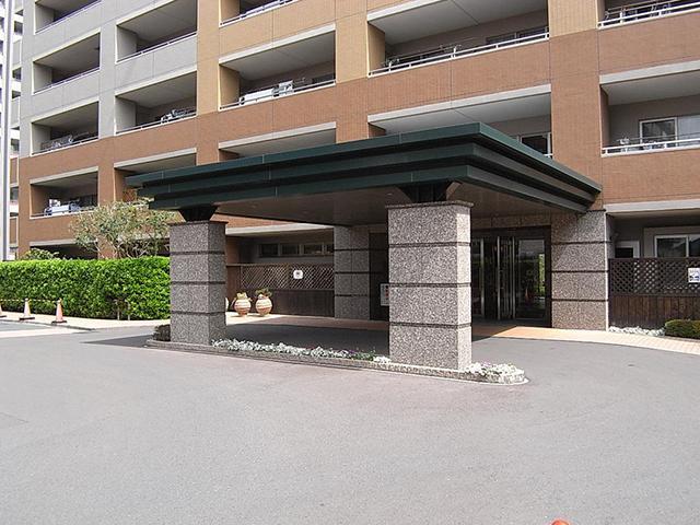 Entrance. A porte-cochere entrance (2013 November shooting)