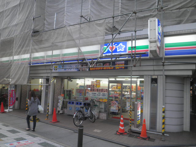 Convenience store. Three F until the (convenience store) 240m