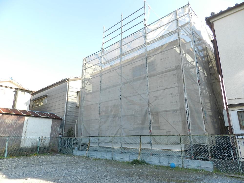 Local appearance photo. Local (12 May 2013) Shooting ■ Building north, Ventilation is good per adjacent land Parking.