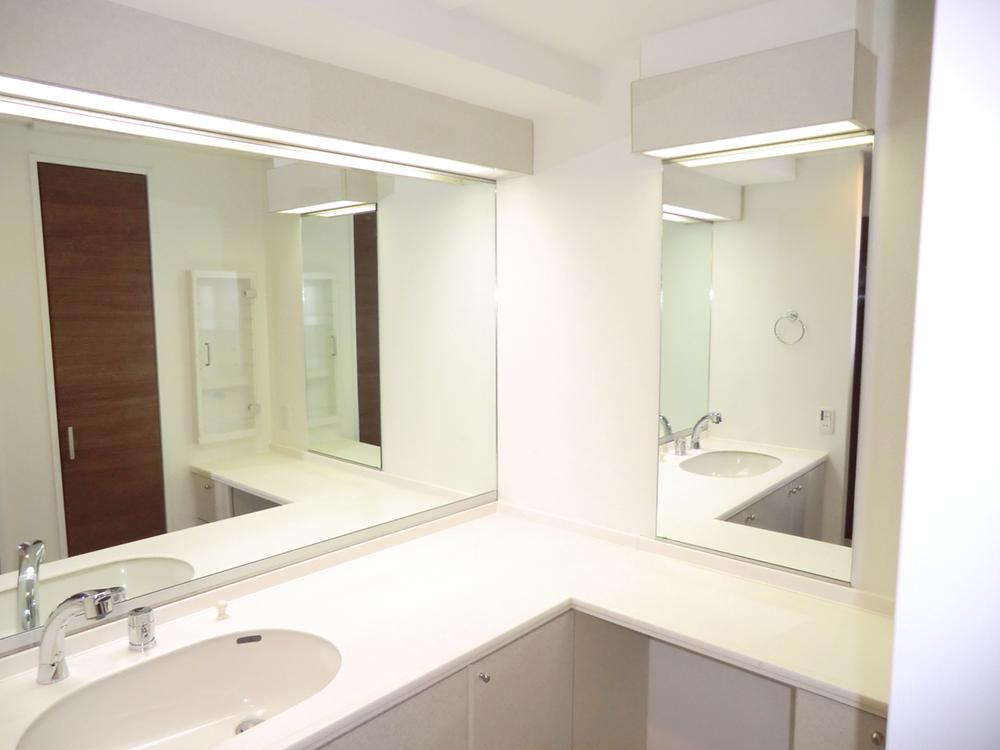 Wash basin, toilet. Vanity with a mirror 2 surface (11 May 2013) Shooting