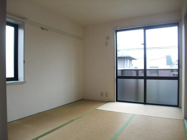 Living and room. Two-sided lighting Japanese-style room. As soon as they have any tenants, Tatami Omotegae.