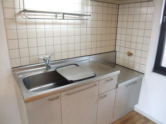 Kitchen. Sinks Hakadori also wide and dishes.