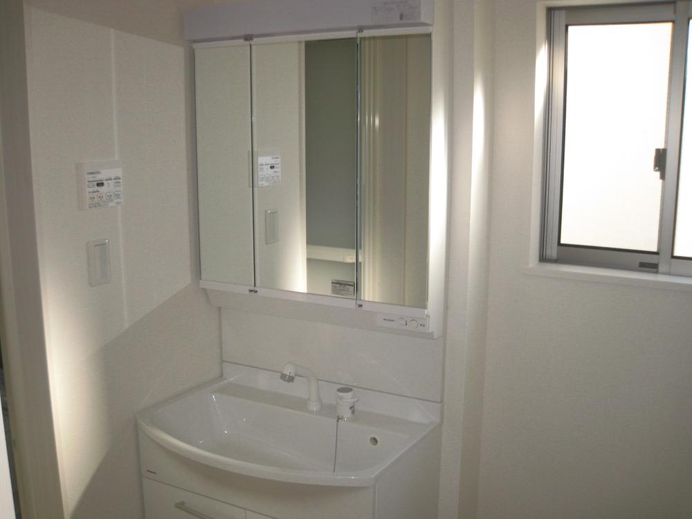 Wash basin, toilet. Wash