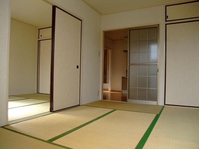 Living and room. Tatami rooms tickles the mind.