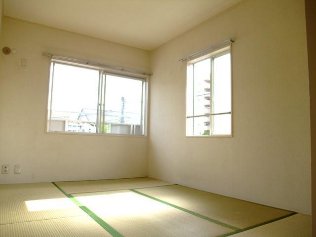 Living and room. 2 Kaikaku room dihedral daylight sunny