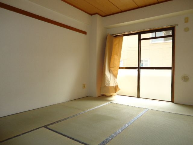 Living and room. Japanese-style room. There closet.