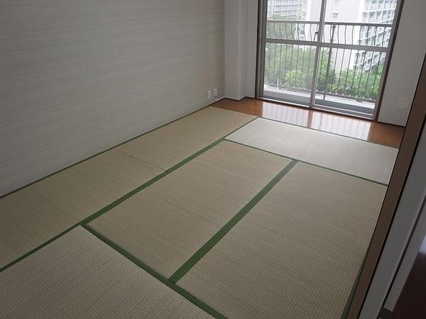 Non-living room. Japanese-style room is quires 6, It is also glad there is a alcove.