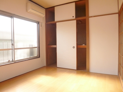 Living and room. Western-style is a 6-tatami rooms!