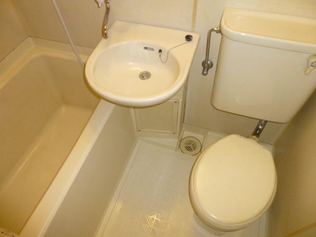 Bath. 3-point unit bus