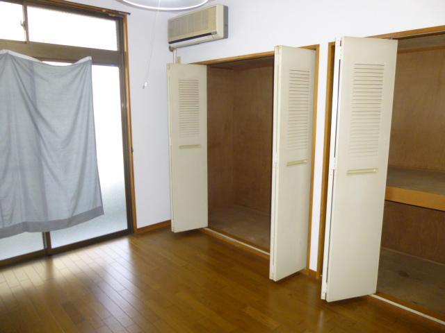 Living and room. It room is also clean with a large amount of storage capacity