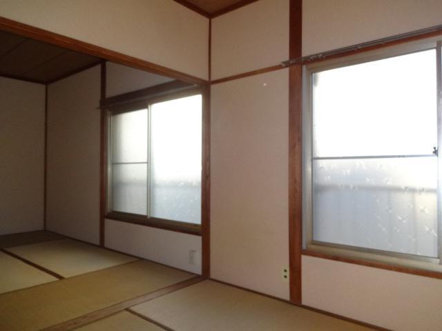 Living and room. It becomes very bright room with many windows. 