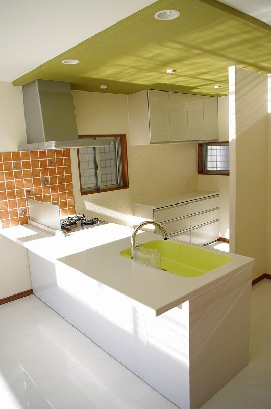 Kitchen. Full is an open type face-to-face kitchen! Dishwasher, Sensor faucet, It comes with a glass top stove! Also it comes with a cupboard on the back!