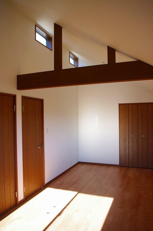 Non-living room. It is the second floor of the children's room! It is taken in the daylight from the atrium top! Easily it will partition into two rooms Once when small increases used in 1 room!