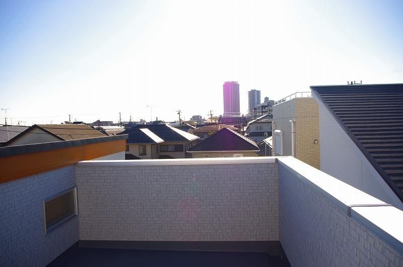 Balcony. It is the roof of the balcony! There are 8.5 Pledge! We will see high-rise apartment of Sobu line Motoyawata Station!