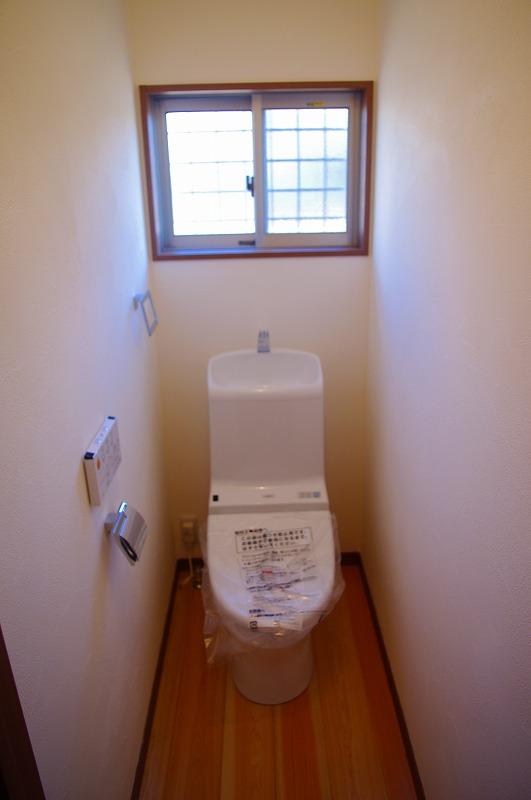 Other Equipment. High-performance Washlet is marked with two. The wall is located deodorant effect since painted a natural plaster! The floor has a good smell in the natural cypress!