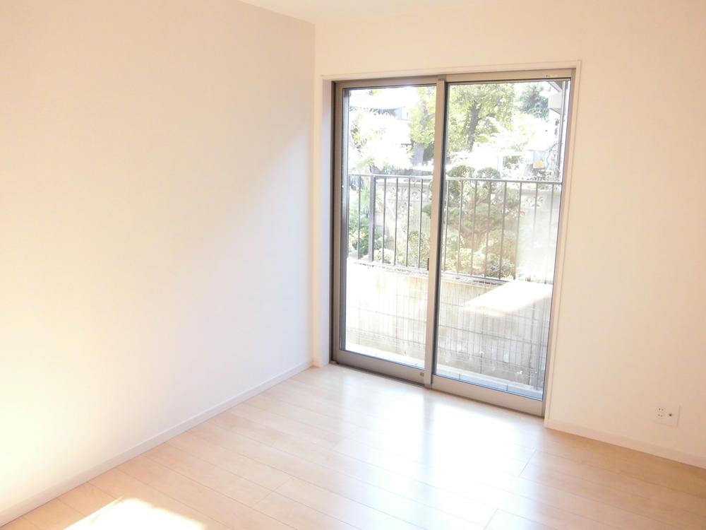Non-living room. Western is