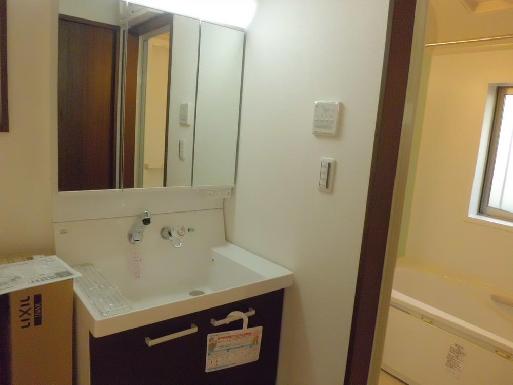Wash basin, toilet