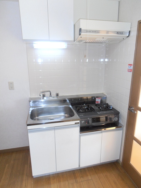 Kitchen.  ※ Gas stove is left behind products. 