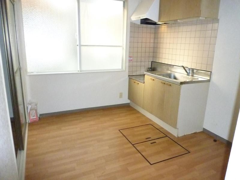 Kitchen. Two-burner gas stove put the kitchen is equipped with under-floor storage