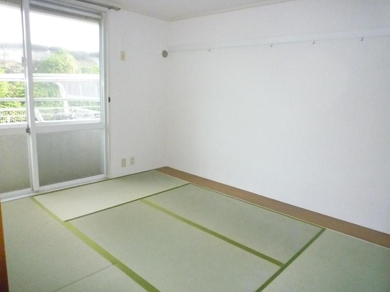 Living and room. Bright rooms southeast. Also many green is good Toko.