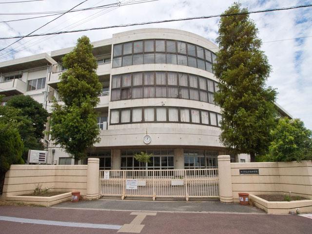 Junior high school. 982m until Ichikawa Municipal Myoden junior high school