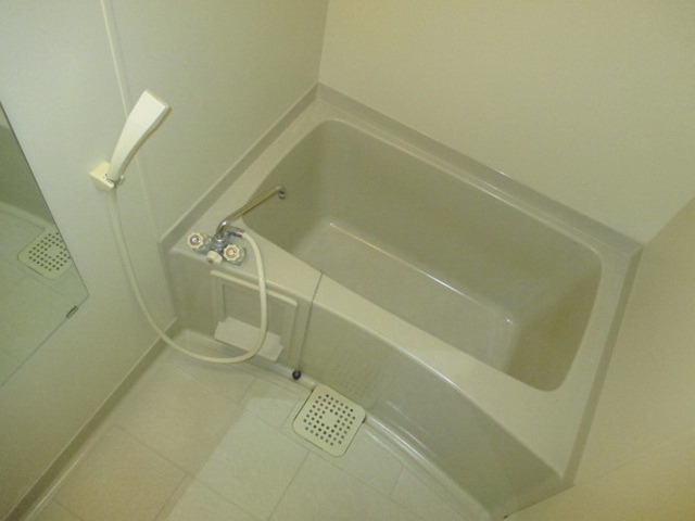 Bath. Spacious bath time.