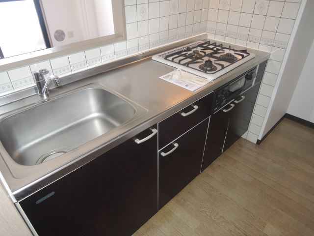 Kitchen. 3-burner stove, With grill!