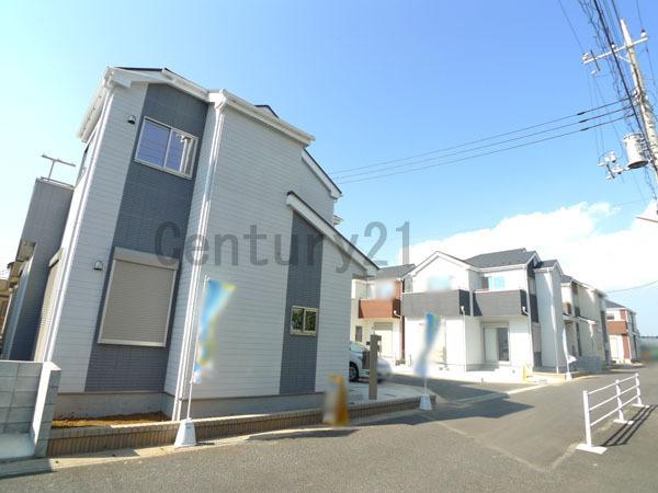 Local photos, including front road. Overall