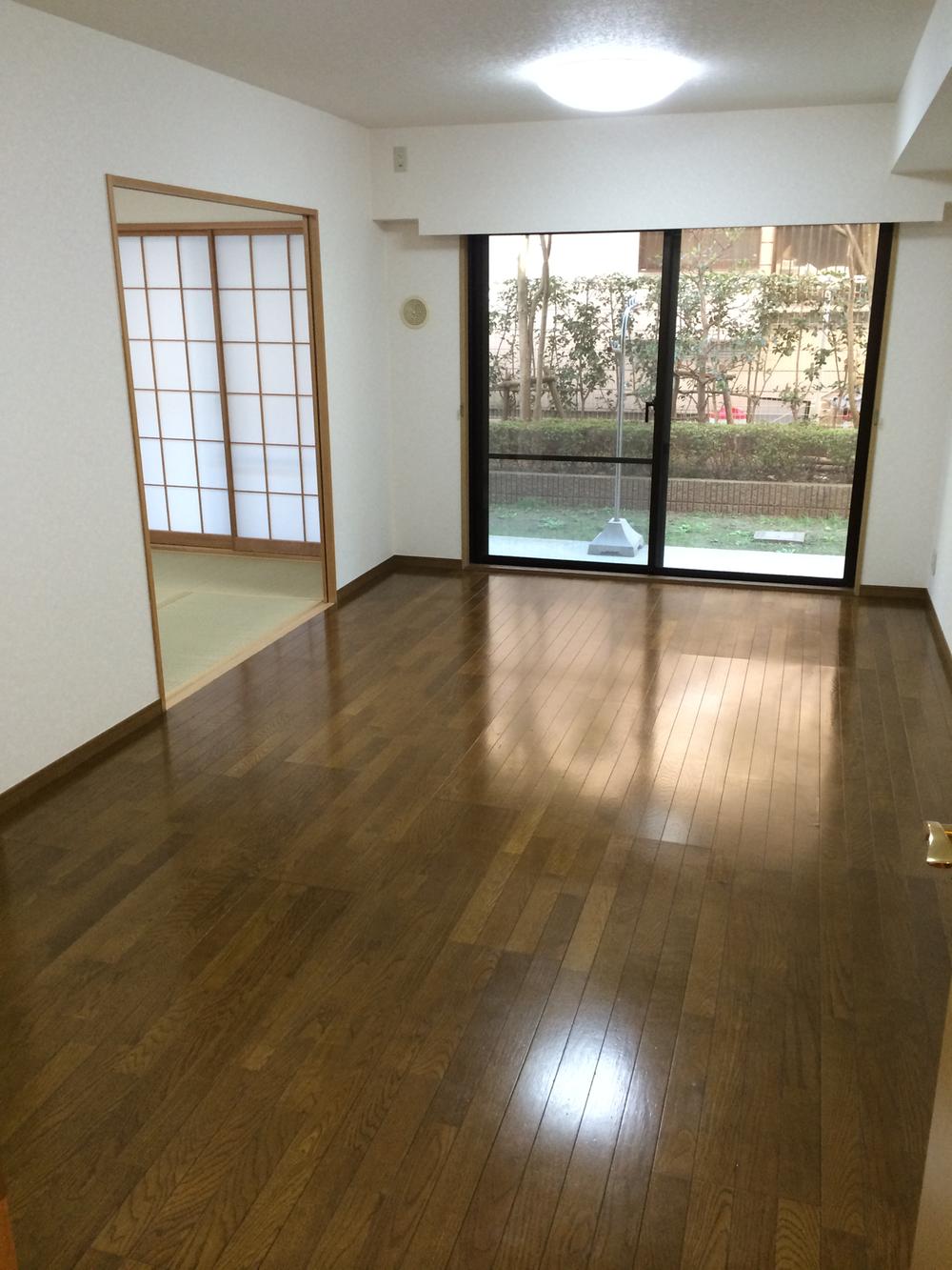 Living. Indoor site (November 2013) Shooting Living room overlooking the private garden There is a bright and airy.