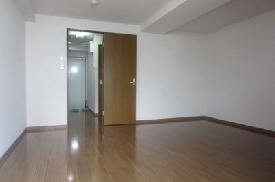 Living and room. 8,5 is a spacious Western-style tatami.