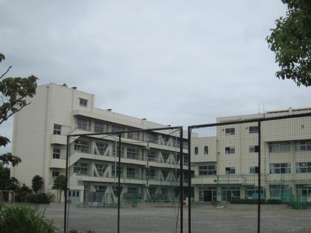 Junior high school. 1300m to municipal sixth junior high school (junior high school)