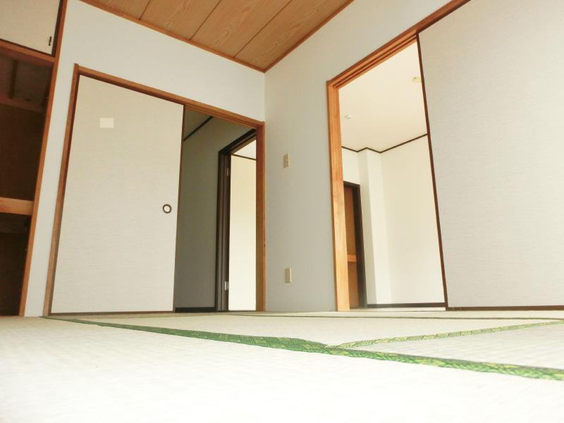 Living and room. It is also good Gorone with tatami.