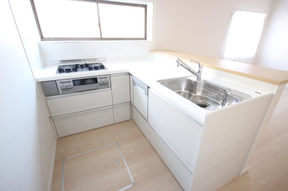 Kitchen. L-shaped open kitchen (dishwasher with)