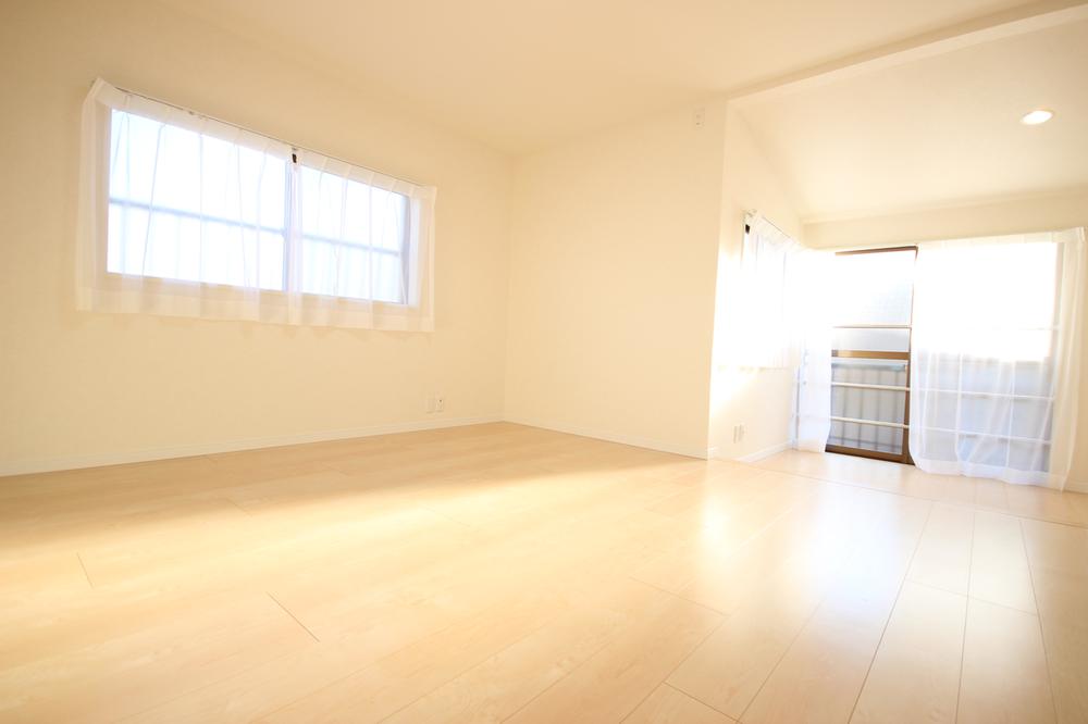 Non-living room. Western-style bathed in sunlight from the south side