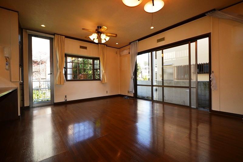 Living. Spacious LDK there is also the 16 Pledge. There are a lot of window, It is very bright design