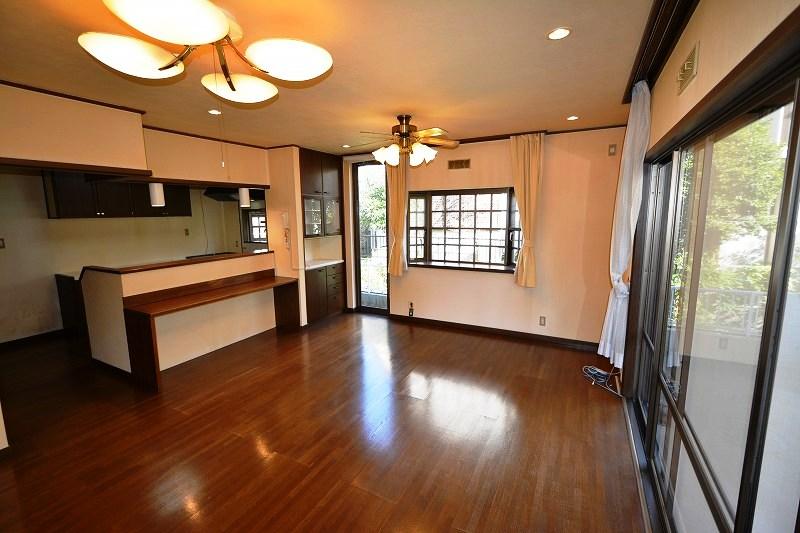Living. Such as the back door and bay window, There is a point to capture the lights are a number, To lighten the live person