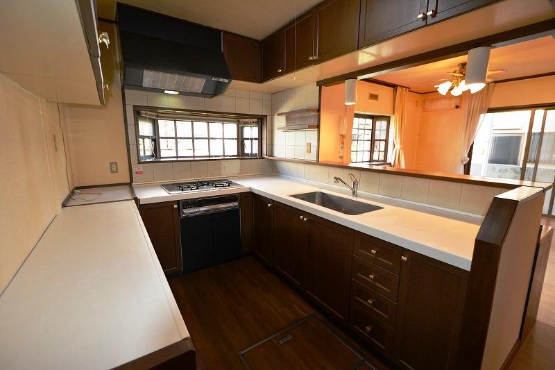 Kitchen. Very easy-to-use ∪ type kitchen. Storage capacity, Excellent housework leads, System kitchen thought of wife