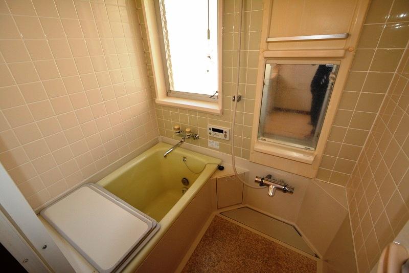 Bathroom. Comfortable, Bathroom to produce a bus time of relaxation. There are large windows, moisture, Peace of mind to antifungal measures